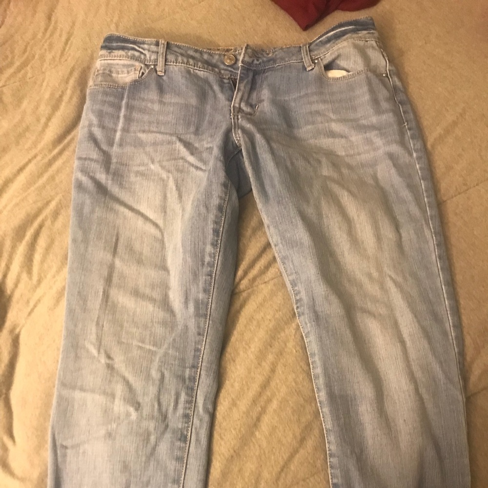 Light wash “Taylor” style jeans from deliah’s